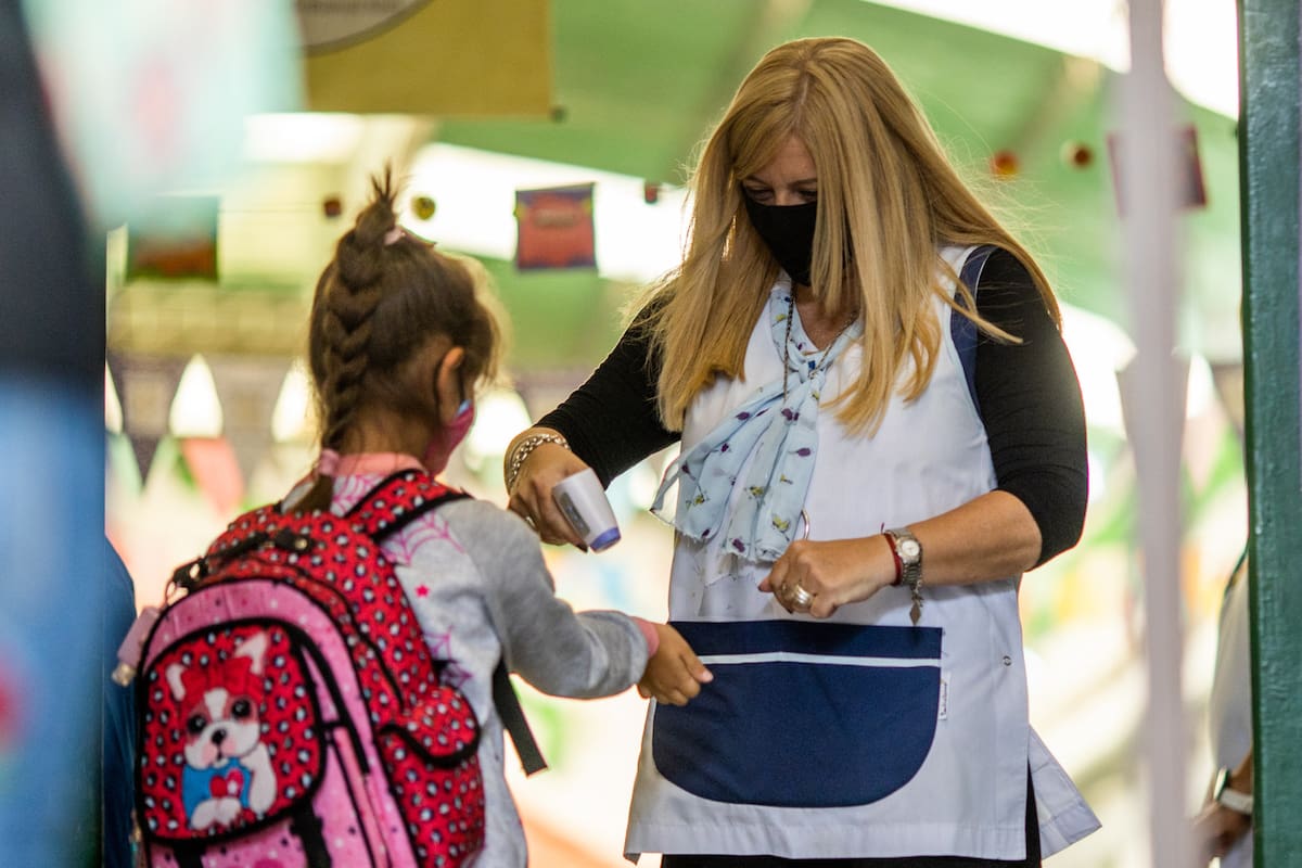 La toma de la temperatura ya no será obligatoria en las escuelas, según el protocolo de 2022. Foto Tomas Cuesta