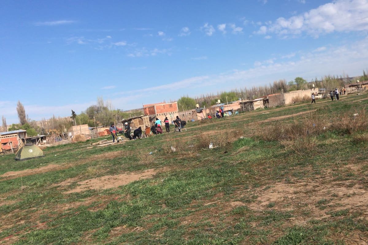 La toma en Allen comenzó el sábado pasado y hasta allí también se movilizaron productores para respaldar a las propietarias