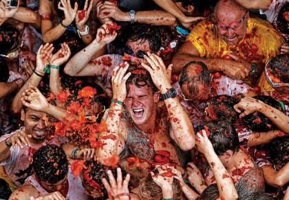 LA TOMATINA El último miércoles de agosto, en Buñol (Valencia), una multitud es bombardeada con 145.000 kilos de tomates que se arrojan desde varios camiones. Para evitar impactos agresivos, se lanzan enteros y chafados; al final, la gente se revuelca en la sopa colorada y se da tomatazos entre sí. En 2017 el Congreso español propuso que esta tradición nacida en 1945 fuera incluida por la Unesco en la lista del Patrimonio Cultural Inmaterial de la Humanidad.
