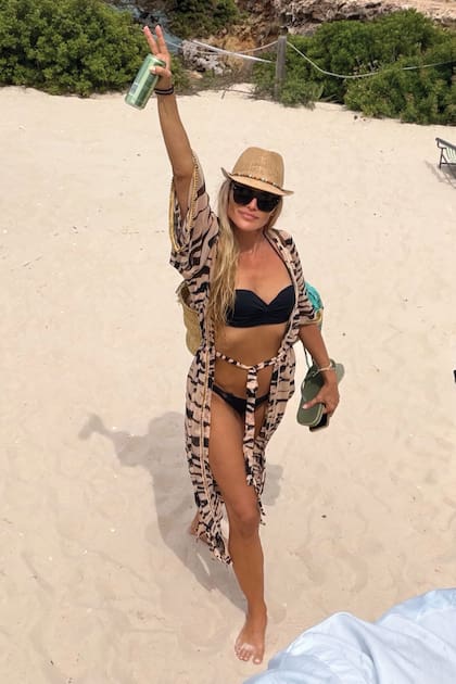 La top, con dos piezas, sombrero y kimono de estampa salvaje