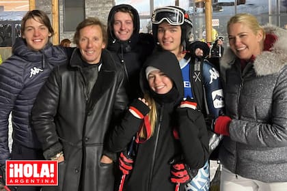 La top model junto a su marido, Alejandro Gravier, y sus hijos, Benicio, Balthazar, Tiziano (participó del Campeonato del Mundo
Courchevel Meribel 2023) y Taína.