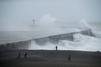 La tormenta Ciara golpeaba Newhaven, en el sur de Inglaterra, a principios de febrero