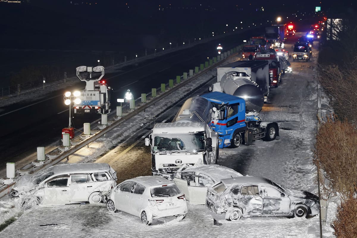 La tormenta de nieve cubrió un tramo de la autopista de Tohoku em la prefectura de Miyagi; una persona murió y diez resultaron heridas
