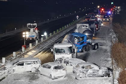 La tormenta de nieve cubrió un tramo de la autopista de Tohoku em la prefectura de Miyagi; una persona murió y diez resultaron heridas