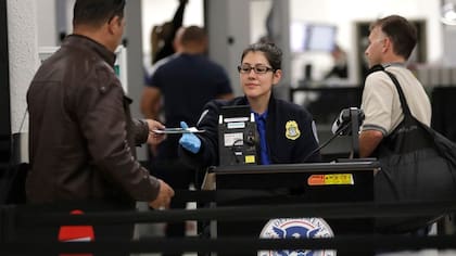 La tormenta de nieve generó cientos de cancelaciones este lunes y martes en los principales aeropuertos de Florida