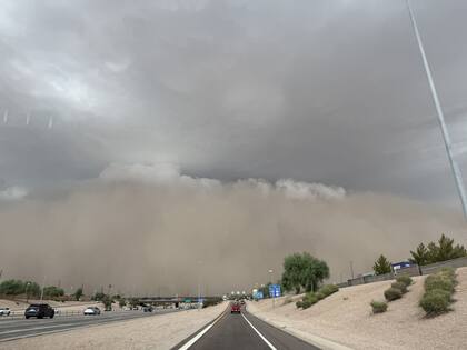 La tormenta de polvo sobre la ciudad de Phoenix vista desde una autopista