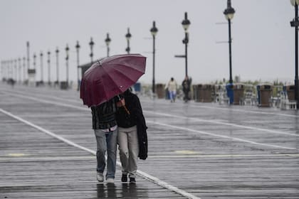 La tormenta del noreste ya genera ráfagas de viento sostenidas de más de 40 millas por hora (64 km/h) e intensas corrientes de resaca en las costas de Delaware, Maryland y Nueva Jersey