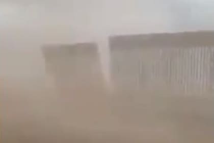 La tormenta Hanna derribó parte del muro entre EE.UU. y méxico