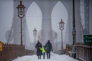 La tormenta invernal continuará incluso hasta el lunes, con una mezcla de nieve y lluvia helada que complicará las condiciones de viaje