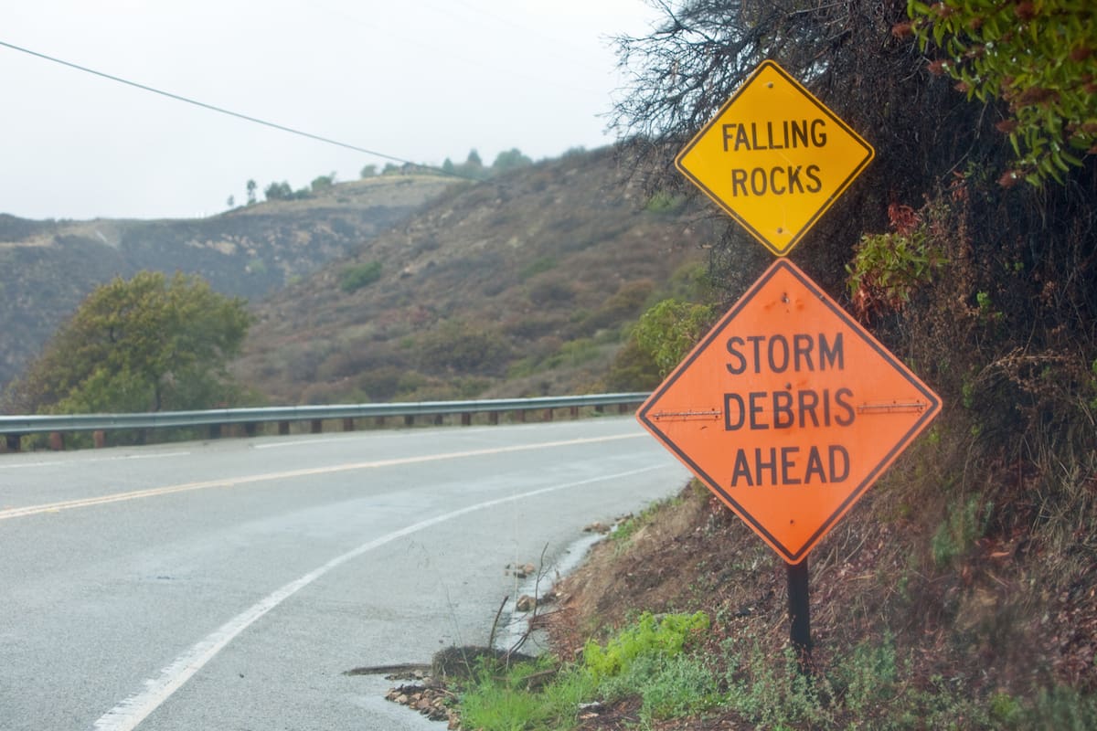 La tormenta más fuerte del invierno golpeó el sur de California con lluvias intensas, órdenes de evacuación y deslizamientos que afectan carreteras