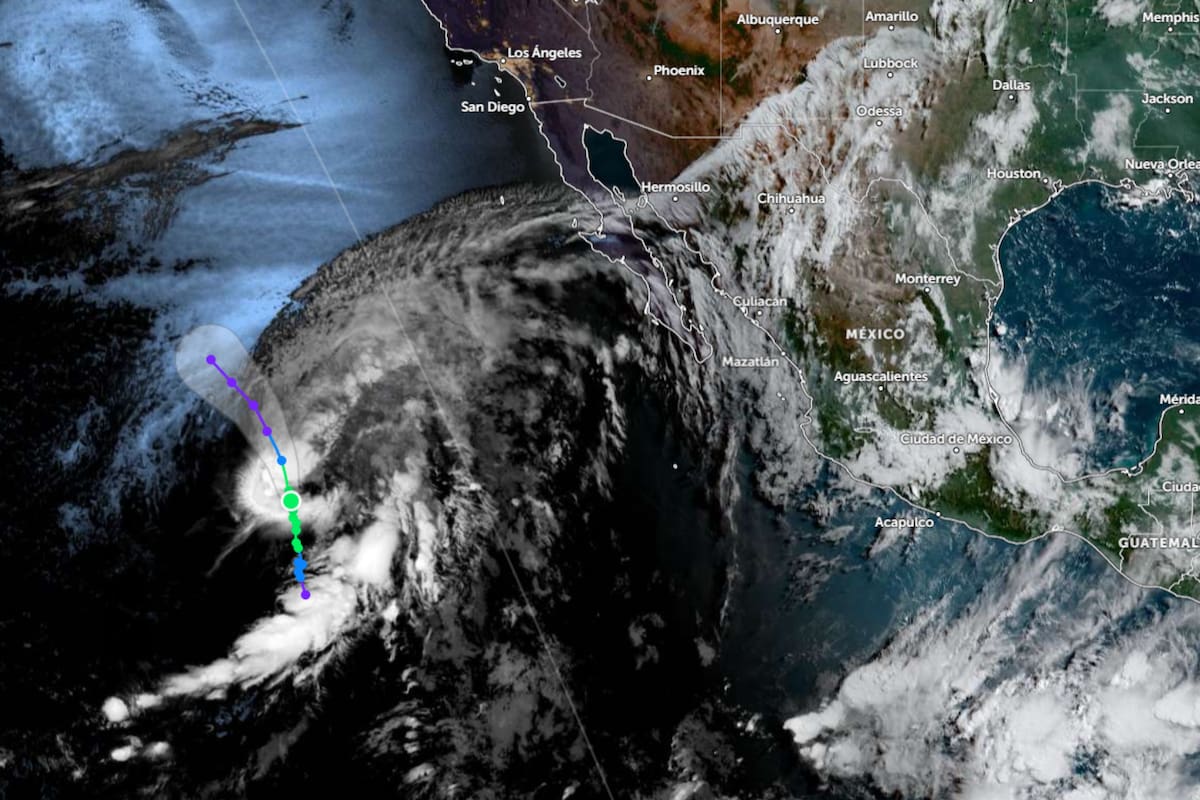 La tormenta tropical Douglas continúa su trayectoria sobre aguas abiertas del océano Pacífico