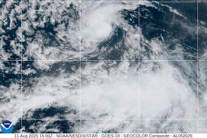 La tormenta tropical Erin avanza hacia el noroeste en el Atlántico central con vientos de 74 km/h, mientras el NHC monitorea su posible intensificación a huracán antes del viernes 15