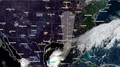 La tormenta tropical Isaias se fortaleció rápidamente tras formarse a partir de la Depresión Tropical Nueve en la bahía de Campeche