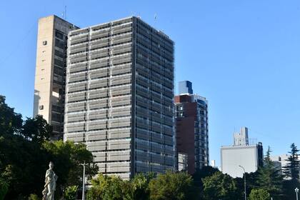 La Torre 1 de la Municipalidad de La Plata, construcción ubicada sobre la calle 12, entre Diagonal 74 y 51