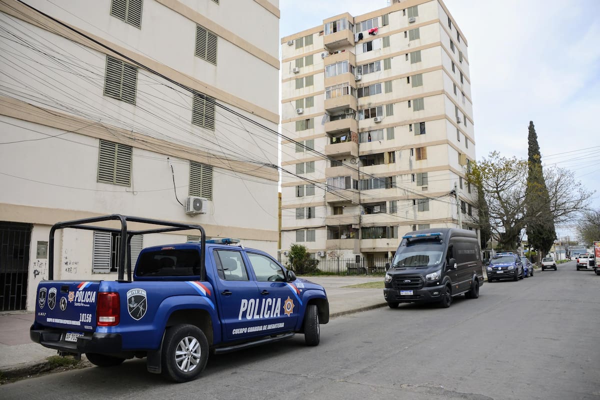 La torre 8 del Fonavi de la zona sur de Rosario fue blanco de múltiples allanamientos. El objetivo era detener a miembros del clan Ungaro.