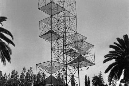 La Torre Alegórica, que medía 50 metros, estaba formada por 6 cubos transparentes que contenían pirámides invertidas