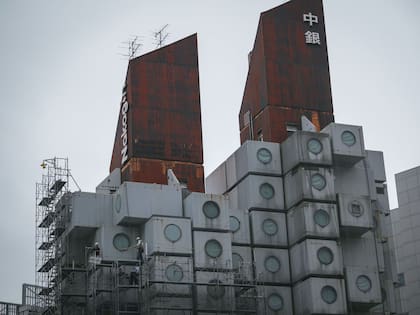 La torre cápsula Nakagin, se construyó en 1972 en un barrio de negocios de Tokio para dar alojamiento asequible y funcional