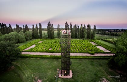 La torre, construida como un edificio, para apreciar el laberinto de Borges desde lo alto