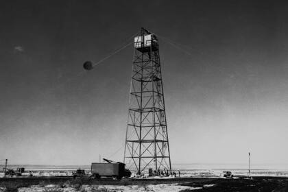 La torre de 30 metros sobre la cuál se detonó la primera bomba nuclear por parte de los Estados Unidos, en el desierto del estado de Nuevo México