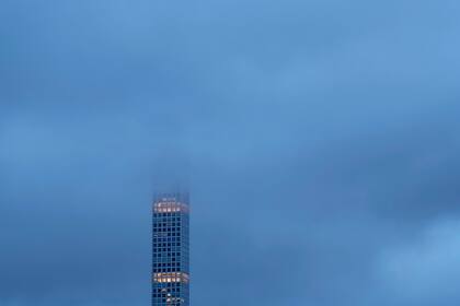 La torre de 432 Park Avenue, cubierta por las nubes