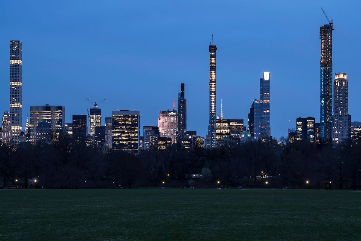 La torre de 432 Park Avenue, Nueva York, a la izquierda