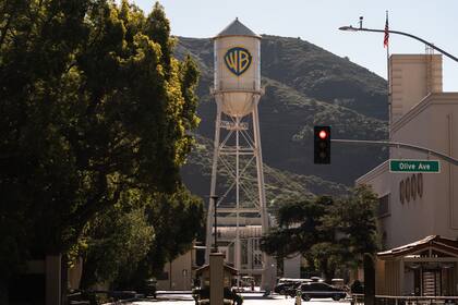 La torre de agua de los estudios Warner Bros en California, el viernes 5 de diciembre de 2025.