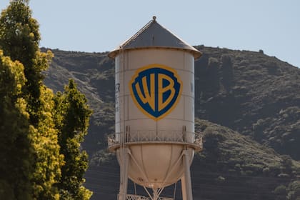 La torre de agua de Warner Bros. en Burbank, California, el 5 de diciembre de 2025