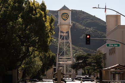 La torre de agua de Warner Bros. en los estudios Warner Bros. en Burbank, California, el viernes 5 de diciembre de 2025. (Foto AP/Jae C. Hong)