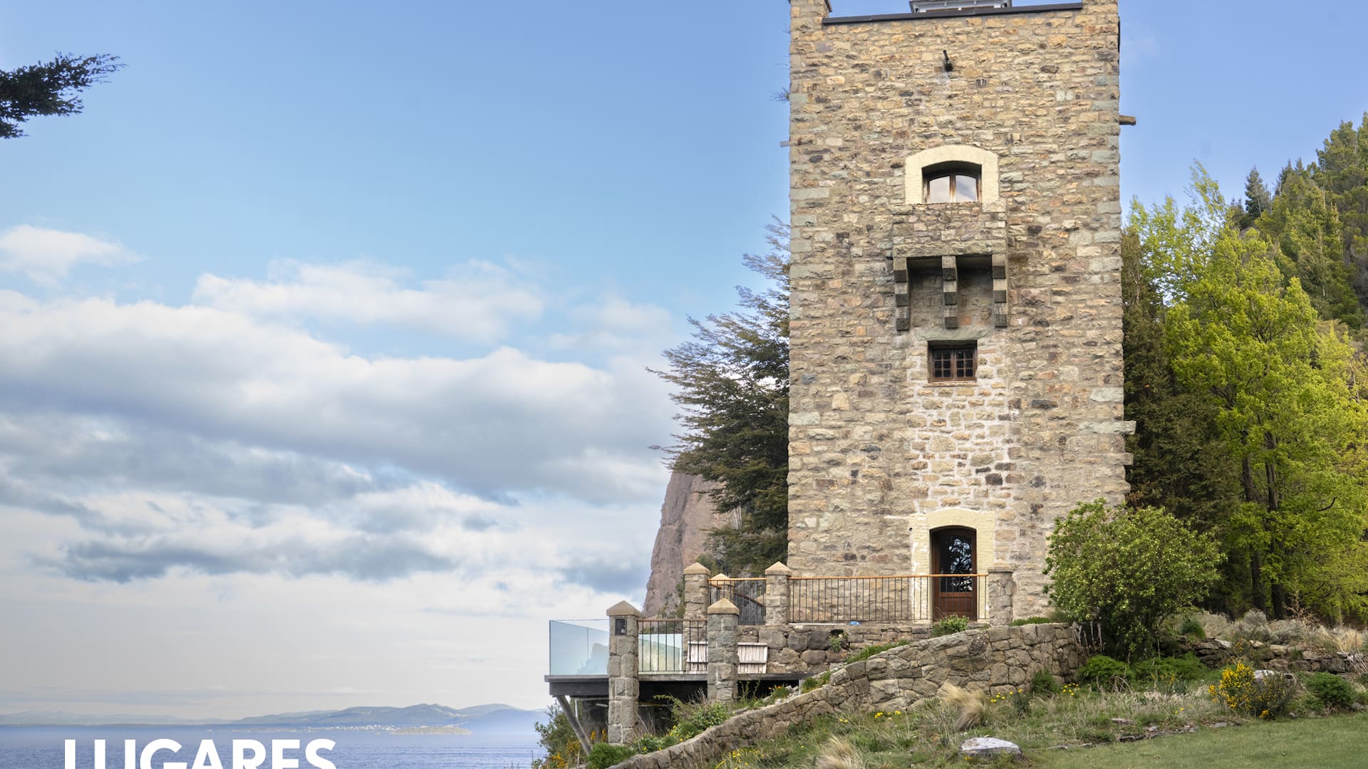 La torre de estilo medieval hoy sólo puede apreciarse desde el lago Nahuel Huapi