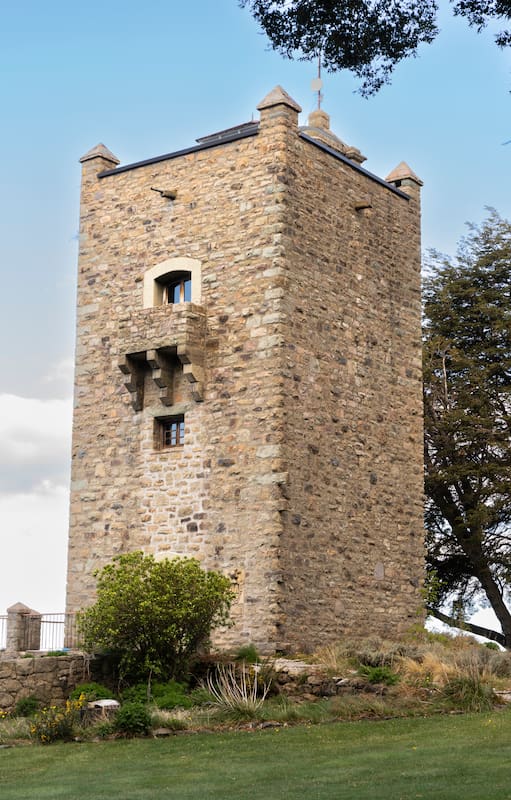 La torre de estilo medieval hoy sólo puede apreciarse desde el lago Nahuel Huapi