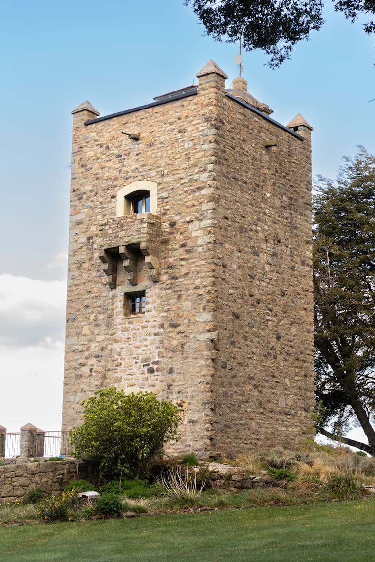 La torre de estilo medieval hoy sólo puede apreciarse desde el lago Nahuel Huapi