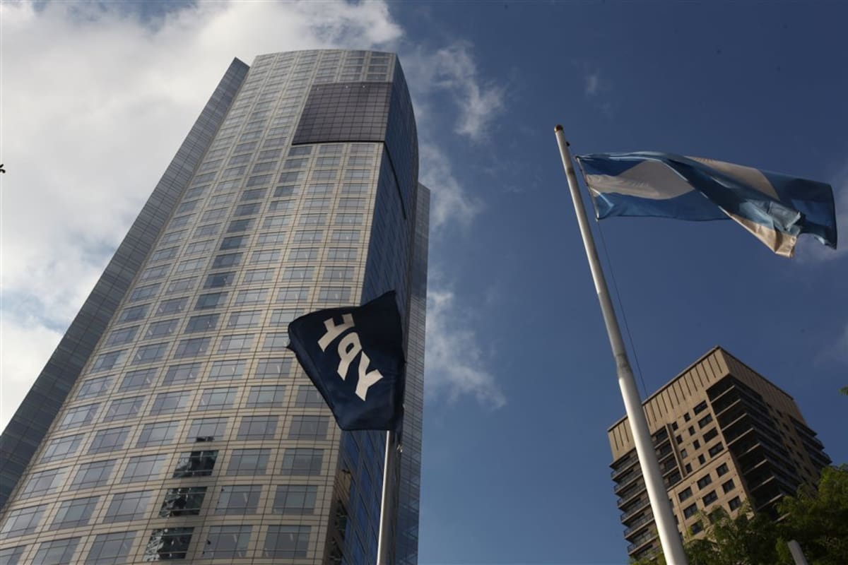 La torre de la nueva YPF en Puerto Madero, sede de la administración de la petrolera, ahora, mixta