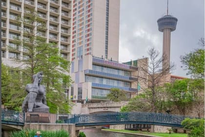 La Torre de las Américas vista desde el río