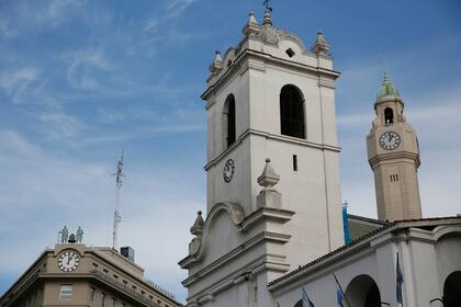 La torre del Cabildo es de 1940, pero la campana es la original del primer edificio construido en 1725; fue colocada en 1764