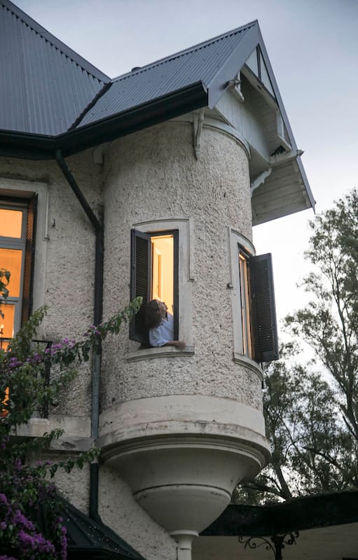 La torre del casco, invadida de santarritas donde cantan los zorzales al despuntar el día.