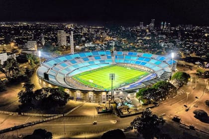 La Torre del Homenaje, con aproximadamente 100 metros de altura, es la parte más alta del estadio