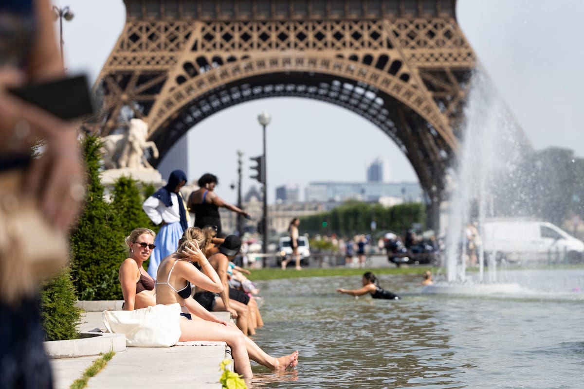 La Torre Eiffel aumentó 10 centímetros su altura durante la intensa ola de calor que afectó a Europa