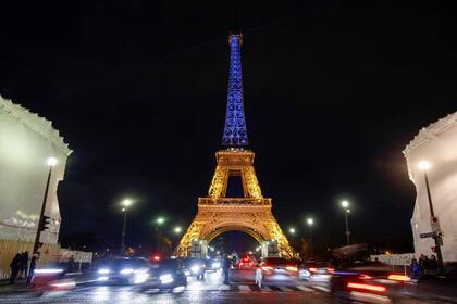 La Torre Eiffel, con los colores de Ucrania al cumplirse en estos días el segundo aniversario del comienzo de la guerra