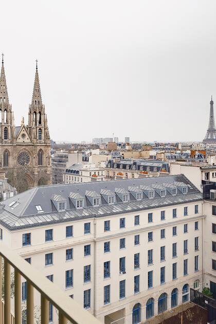 La Torre Eiffel destaca desde el balcón de la nueva urbanización pública Îlot Saint-Germain, en el Séptimo distrito; cientos de miles de parisinos viven en viviendas públicas.
