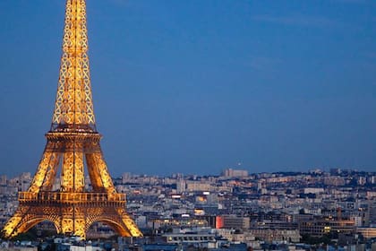 La Torre Eiffel está siendo pintada de color ocre, como había soñado su creador