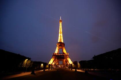 La torre Eiffel iluminada en París, el martes 25 de mayo de 2021. (AP Foto/Francois Mori)