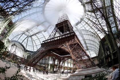 La Torre Eiffel que Chanel mandó a construir adentro del Grand Palais para el día de su desfile