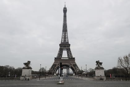 La Torre Eiffel sin turismo, algo inimaginable