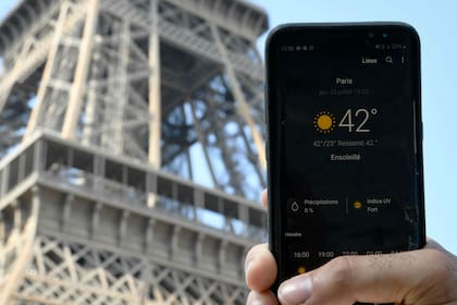 La Torre Eiffel, testigo del calor asfixiante
