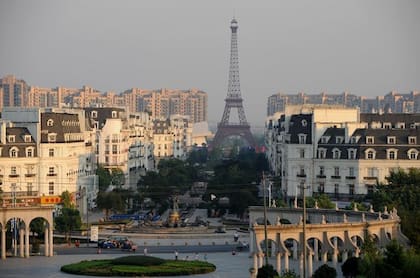 La Torre Eiffel ubicada en Tianducheng, China