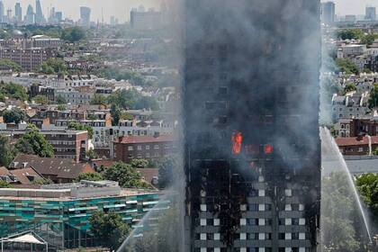 La Torre Grenfell en Londres tenía revestimientos con materiales inflamables.