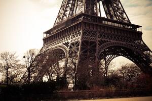La torre, inaugurada el 21 de marzo de 1889, ya comenzaba a ser un ícono de la Ciudad Luz en los años 20