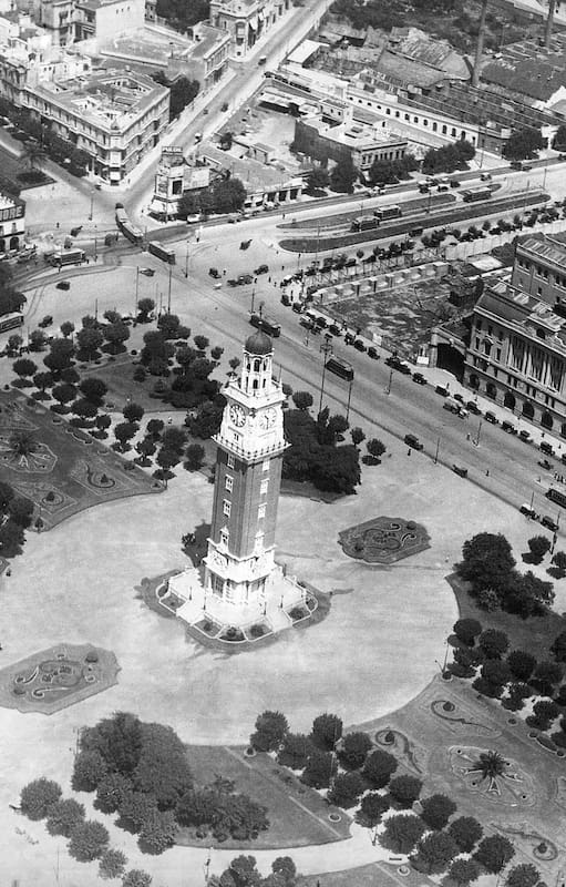 La Torre Monumental, también conocida como Torres de los Ingleses, vista desde el aire por Borra y Broszeit.
