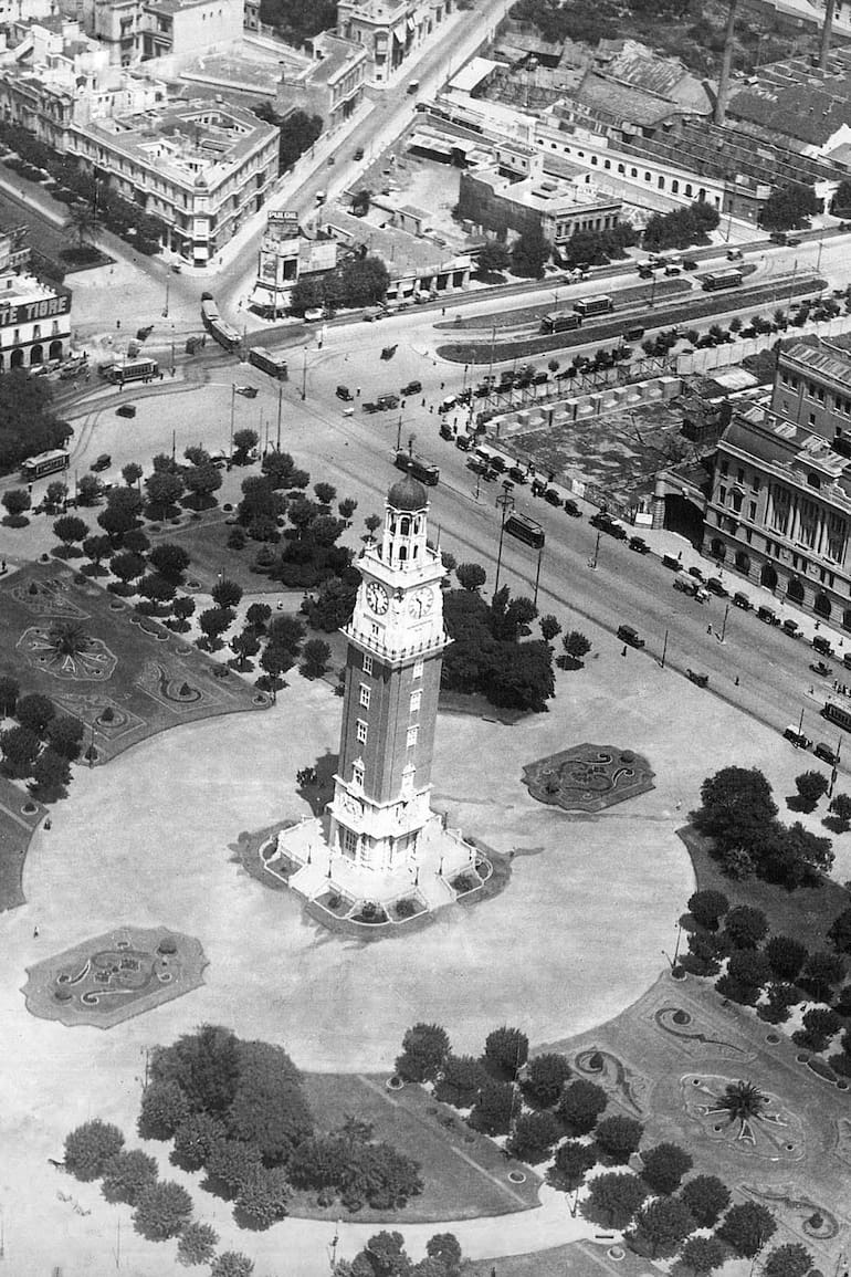 La Torre Monumental, también conocida como Torres de los Ingleses, vista desde el aire por Borra y Broszeit.