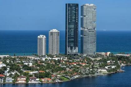 La torre Porsche Design, de color negro, situada en el centro, se inauguró en Miami en 2017